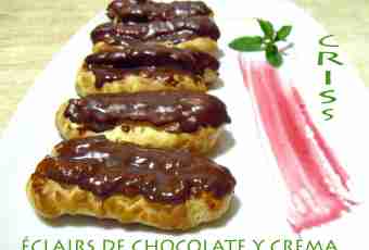 Eclairs with frozen and chocolate sauce